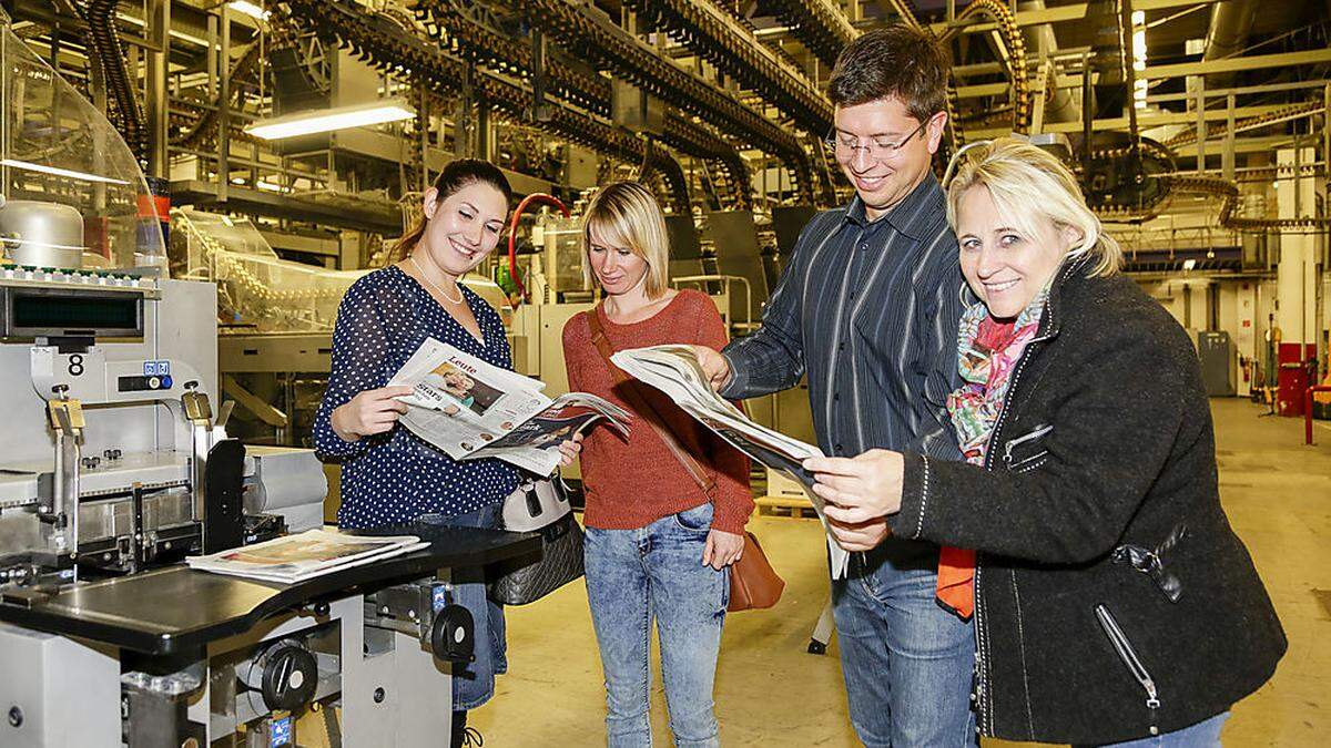 Leser mit der ersten Ausgabe der neuen Zeitung: &quot;Mehr Übersichtlichkeit!&quot;