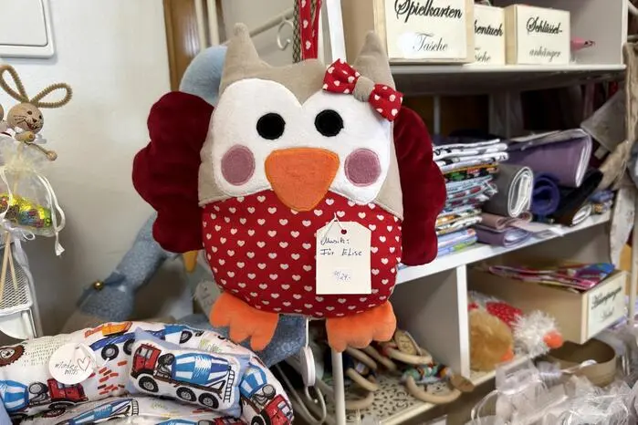 Zahlreiche Besucherinnen und Besucher bewunderten die handwerklich wunderschönen Kostbarkeiten und liebevoll gestalteten Geschenkartikel. Natürlich gab es g´schmackige Häppchen und Selbstgemachtes zu verkosten.
 