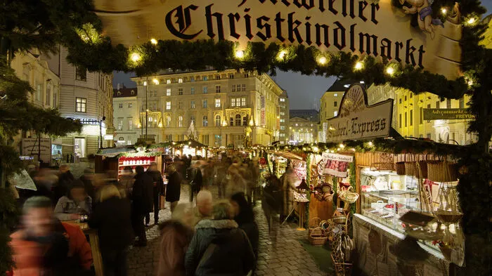 Weihnachtsschmuck, Punsch, festlich geschmückte Plätze und Einkaufsstraßen - die Wiener Adventmärkte sind zur Weihnachtszeit für Einheimische wie auch Touristen ein beliebter Treffpunkt und attraktives Fotomotiv. Auf Platz im Social-Media-Ranking, das der österreichische Medienbeobachter META Communication International erstellt hat, liegt der Christkindlmarkt auf der Freyung.