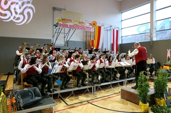 An die 550 Zuhörer ließen sich am Samstagabend das Frühlingskonzert in der örtlichen Ballspielhalle nicht entgehen. 
