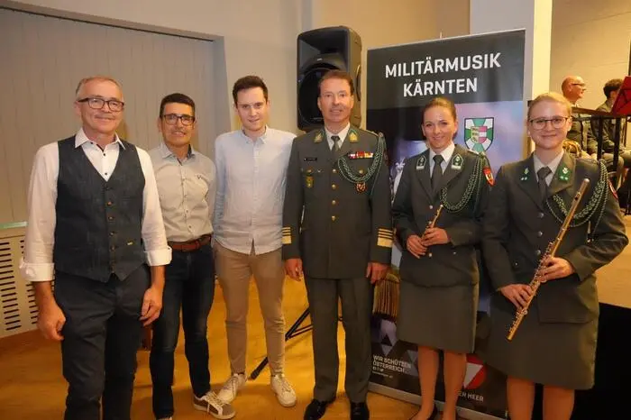 Anlässlich des 170-Jahr-Jubiläums der Trachtenkapelle Steinfeld wurde die Militärmusik zu einem Benefizkonzert eingeladen. Der Erlös kam der Förderung der Steinfelder Jungmusiker zugute: Viktor Lindner, Hermann Klocker, Erich Kramer, Dietmar Pranter, Veronika Kurzweil und Alexandra Barta