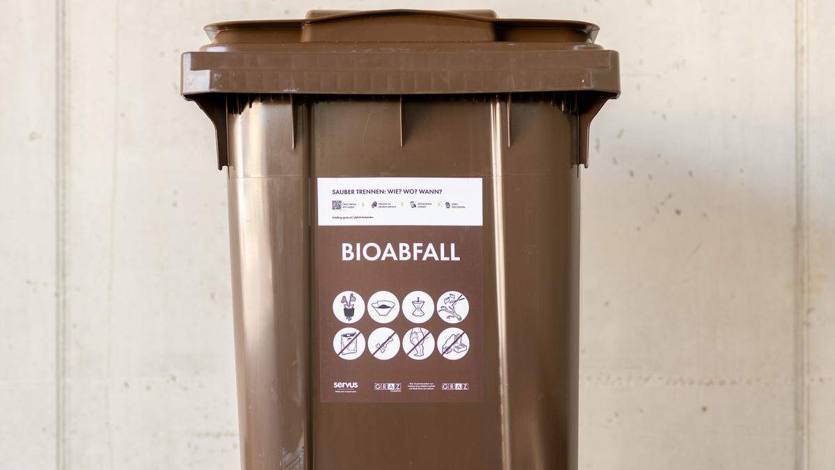 In den braunen Tonnen steckt viel mehr, als man vermuten mag: Aus Bioabfall kann Qualitätskompost und hochwertige Garten- und Blumenerde hergestellt werden