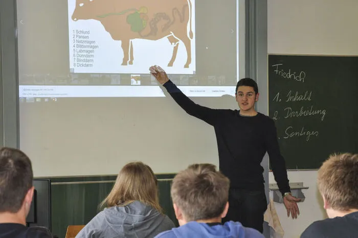 Der Schüler als Lehrer - die Schülerinnen und Schüler des 1. und 2. Jahrgangs erleben den Unterricht am Donnerstag einmal anders