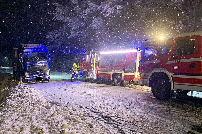 Lkw-Bergung am Sonnenberg: Die Feuerwehren St. Stefan im Rosental und Ziprein konnten das Schwerfahrzeug nur noch gesichert abstellen