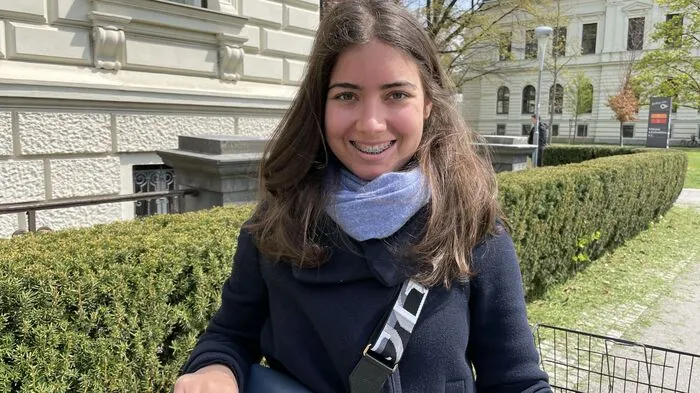 Elisabeth (20): „Ich freue mich am meisten darauf, dass man alle Studienkollegen wieder sieht. Da bei uns die Gruppen kleiner sind, habe ich auch keine Bedenken mich mit Corona anzustecken. Trotzdem würde ich mir wünschen, dass die Möglichkeit zur Hybrid-Lehre in manchen Fächern auch weiterhin besteht, für mehr Flexibilität.“