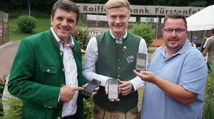 Bürgermeister Franz Jost, "Cities"-Geschäftsführer Sebastian Thier und  Finanzstadtrat Christian Sommerbauer zeigen die neue App