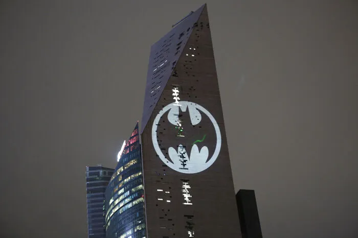 Zu später Stunde zierten viele Gebäude das Fledermaus-Symbol wie hier in Mexiko-City.