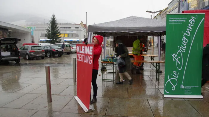 Um 8 Uhr begann der Aufbau des Standes auf dem Mürzzuschlager Stadtplatz