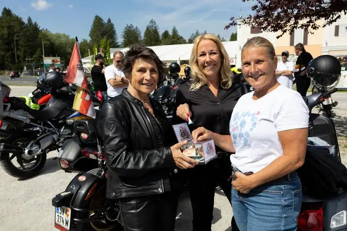 Mit dieser Motorradtour wurde nicht nur der Respekt öffentlich sichtbar gemacht,  sondern gleichzeitig ein wichtiger Beitrag zur Finanzierung des Kärntner Landesfeuerwehr-Jugendzeltlagers 2026 geleistet 