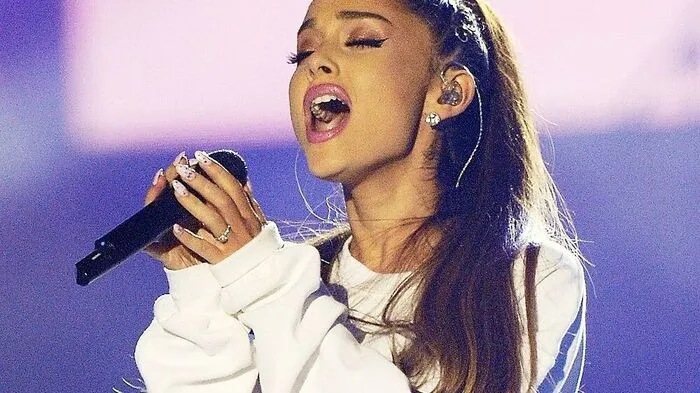 Ariana Grande. Die Sängerin aus den USA ist auf Platz 10 der Rangliste zu finden. Im Jahr 2018 konnte sie ihre Follower vor allem zum Kauf von Oversize-Sweatern animieren.  