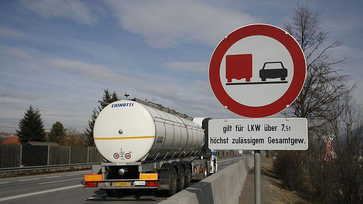 Das Lkw-Überholverbot wurde ignoriert (Sujetbild)