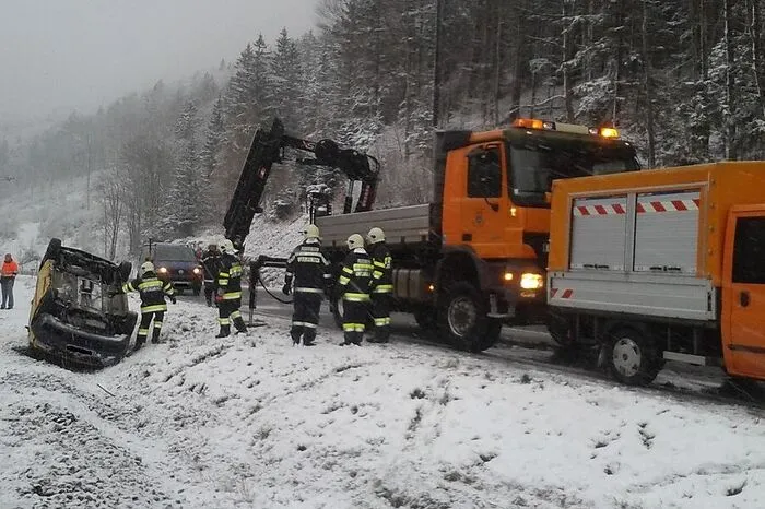 Bei Bad Ausee kam ein 20-jähriger Pkw-Lenker Dienstagfrüh von der Fahrbahn ab und verletzte sich leicht. Die Salzkammergutbahn musste gesperrt werden.
