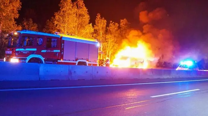 Schwieriger Einsatz für Feuerwehr am Wechsel: Kleintransporter stand in Vollbrand