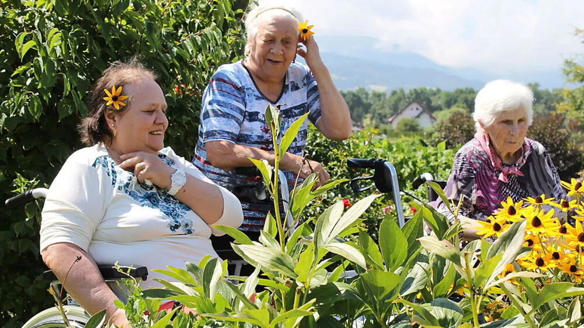 Der Memory-Garten im Sene Cura Sozialzentrum Wolfsberg ist für die Bewohnerinnen Ort der Freude und Erinnerung