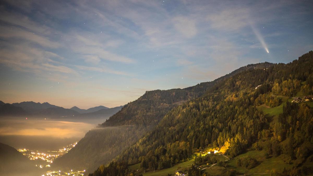 Der Kärntner Leser-Reporter René Pirker konnte Montagabend vom Mitterberg oberhalb von Radenthein mit Blick auf Döbriach und den Laufenberg den Kometen C/2023 A3 fotografieren. 