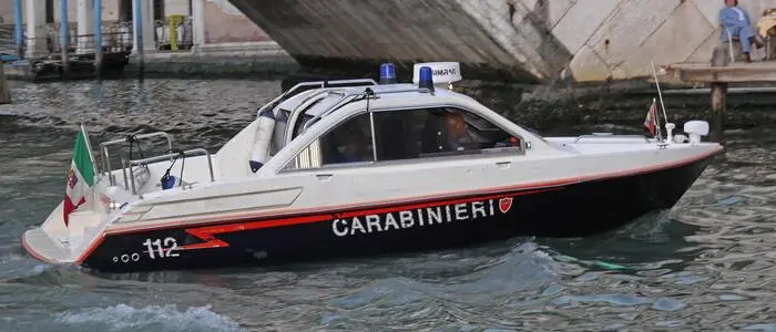 Boot der Carabinieri in einem Kanal