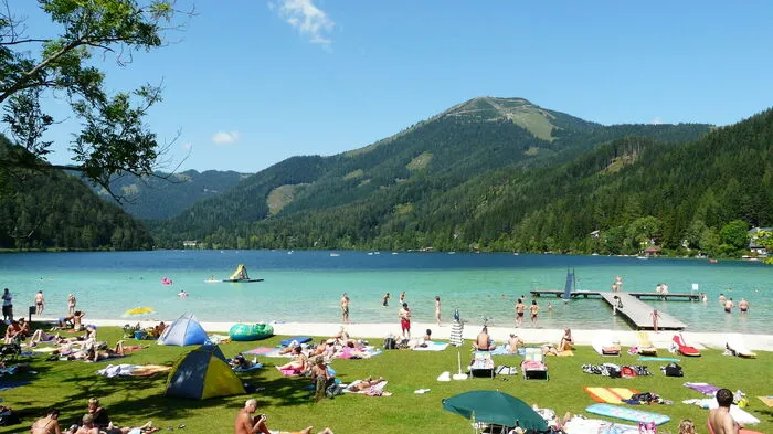 Auf dem Kiesbadestrand und der Liegewiese kann man entspannen