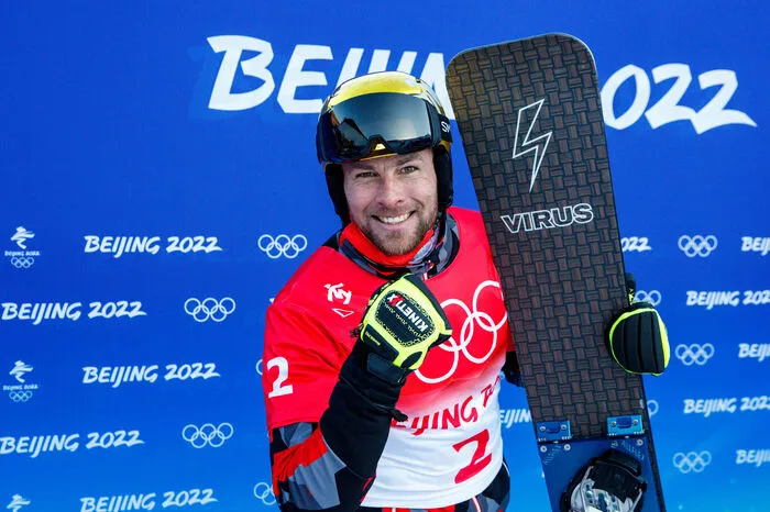 Der Parallel-Snowboarder zauberte am Dienstag ein von ihm in Wettkämpfen noch nicht getestetes Board einer für ihn neuen Marke hervor. "Ich habe die Entscheidung, das Brettl zu tauschen, aus dem Herzen getroffen. Wann, wenn nicht jetzt?"