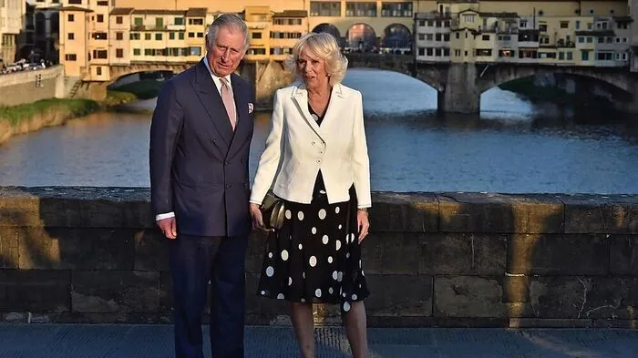 Prinz Charles und seine Ehefrau Camilla sind seit Freitag auf Italien-Tour. Im Blitzlichtgewitter zeigte es sich vor der Brücke Ponte Vecchio. Das Gedränge war so groß, dass der Bürgermeister von Florenz die Fotografen mit einem scherzhaften "Benehmt euch ein wenig besser" zurechtwies.