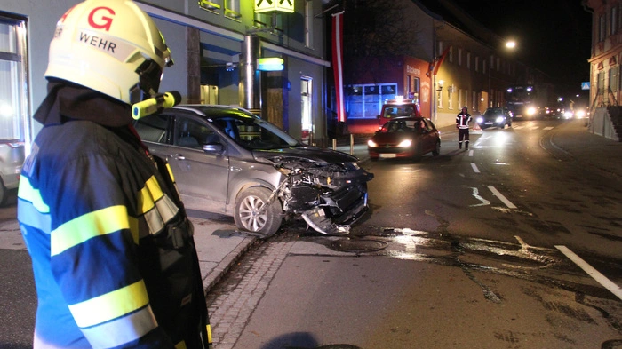 Die Feuerwehr Wies räumte den Unfallort in der Nacht