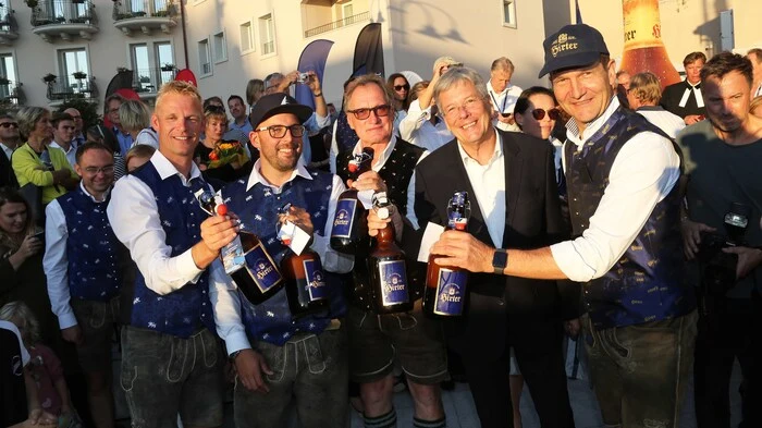 Bootstaufe der VO65 mit Pfarrer Jürgen Öllinger und Taufpaten: Skikaiser Franz Klammer, Landeshauptmann Peter Kaiser und Hirter Bier CEO Klaus Möller im Portopiccolo Hafen in Sistiana bei Triest und anschließender Pastaparty
