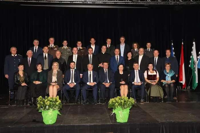 Bürgermeister Josef Ober und Vertreter der Stadtgemeinde mit Gästen und Funktionären