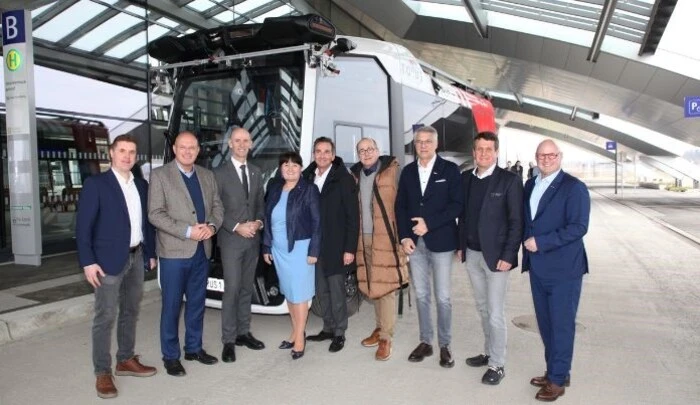 Christoph Knauder (Geschäftsführer Alp Lab), Norbert Steinwidder (Obmann WK-Regionalstelle Murau-Murtal), Willibald Ehrenhöfer (Landesrat für Wirtschaft Steiermark), Manuela Kohm (Landeshauptmann-Stellvertreterin Steiermark), Dietmar Schweiggl (Vizepräsident WK Steiermark), Manfred Kainz (Obmann WK-Regionalstelle Deutschlandsberg), Rudolf Bredschneider (Obmann WK-Bezirksstelle Völkermarkt), Gerhard Oswald (Obmann WK-Bezirksstelle Wolfsberg), Peter Sükar (Obmann WK-Regionalstelle Voitsberg) vor dem autonomen „Torus Bus“ (von links).