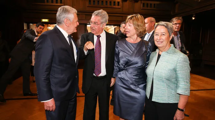 Politik-Treffen: Die früheren Präsidenten Joachim Gauck, Heinz Fischer, Daniela Schadt, Margit Fischer kamen zur Festspieleröffnung in die Mozartstadt.