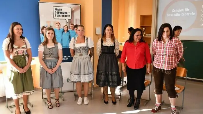 Im kleinen, aber würdigen Rahmen wurden am Freitag, 14. November, an der Schule für Gesundheits- und Krankenpflege Stolzalpe sechs Absolventinnen des Lehrgangs zur Pflegeassistenz gefeiert. 
