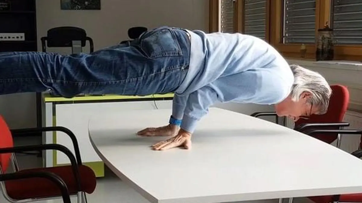 Auch Direktor Peter Pommer zeigt sich in dem Video von der sportlichen Seite