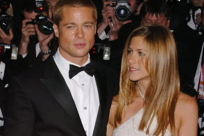 Von 2000 bis 2005 war Pitt mit Friends-Star Jennifer Aniston verheiratet. In dieser Zeit feierte der Star sogar einen Gastauftritt in der beliebten Sitcom. Seit der Scheidung verblieben Pitt und Aniston im Guten und lobten einander immer wieder öffentlich.