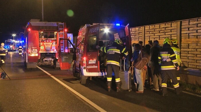 Über 60 Feuerwehrleute, ein Notarzt, Rotes Kreuz-Mitarbeiter, Polizei und Straßendienst waren vor Ort