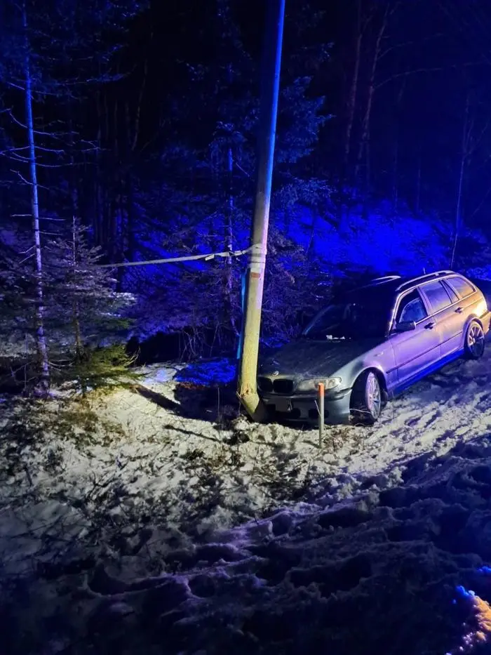 Ein Pkw war im steirisch-niederösterreichischen Grenzgebiet gegen einen Strommasten geprallt