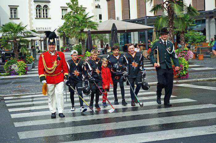 Auf dem Weg zur Vereinsmesse: Robert Gröppel (Bürgergarde), Enzo De Piero, Martin Scheiflinger (Junior Ultras "Ultra Stars"), Raphael Pipan (SV Rothenthurn), Angelo De Piero, Niklas Tangerner ("Ultra Stars") und Johannes Köstner (Stadtkapelle)