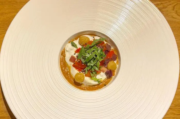 Indische Burrata mit Masala, Naan, Mango, Gemüse.