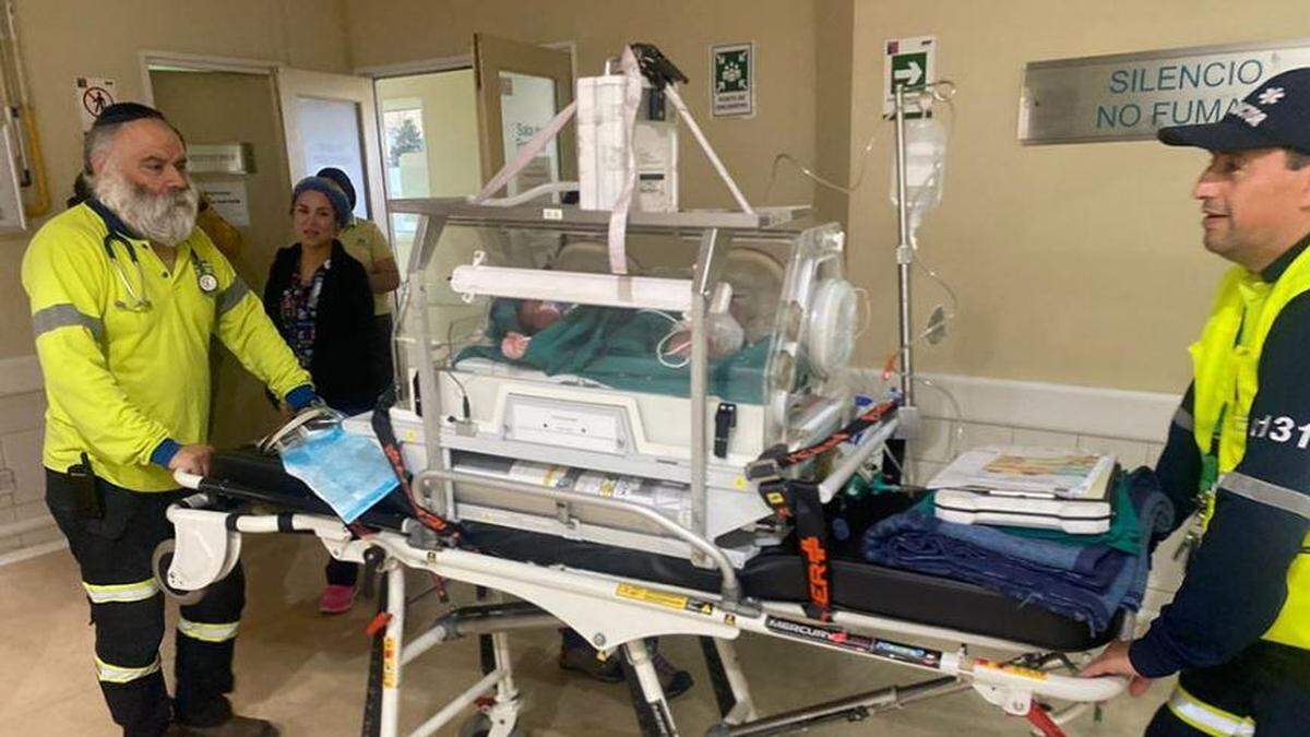 Das Neugeborene musste zur weiteren Behandlung in ein anderes Krankenhaus verlegt werden
