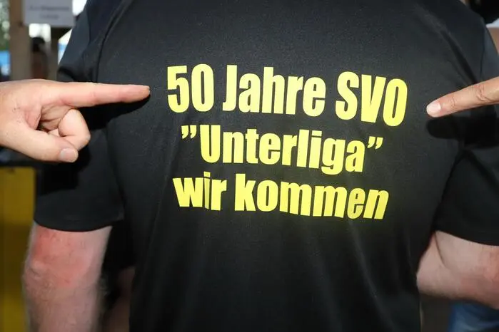 TURNIERPLAN:
13:50 – 15:00 | Legendenspiel

15:15 – 16:45 | Spiel um Platz 3

17:10 – 18:30 | FINALE 

18:30 | Siegerehrung

19:00 | Verlosung

19:30 | Live-Musik mit DIE ELCHOS – bis 24:00 Uhr!


