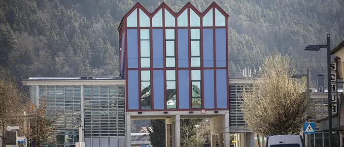 Mann sieht ein auffälliges Gebäude