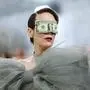 US-Schauspielerin Sarah Paulson hat sich einen Dollar-Schein vor die Augen geschnallt. Ihr graues Kleid hat auf Brusthöhe die Form einer großen Masche.