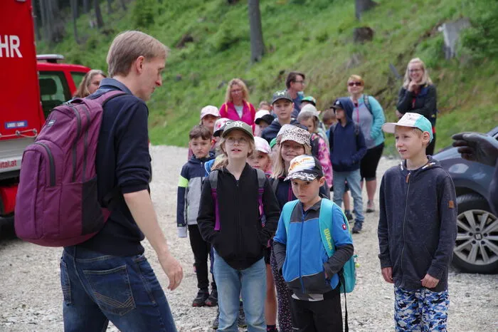 Die Volksschule Spital am Semmering war diese Woche in zwei Gruppen mit jeweils etwa 25 Kindern auf der Deponie, um ebenfalls einen Beitrag zu leisten.