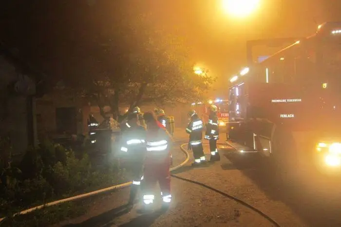 Im Dachstuhl eines Wohnhauses war aus bislang unbekannter Ursache Feuer ausgebrochen.
