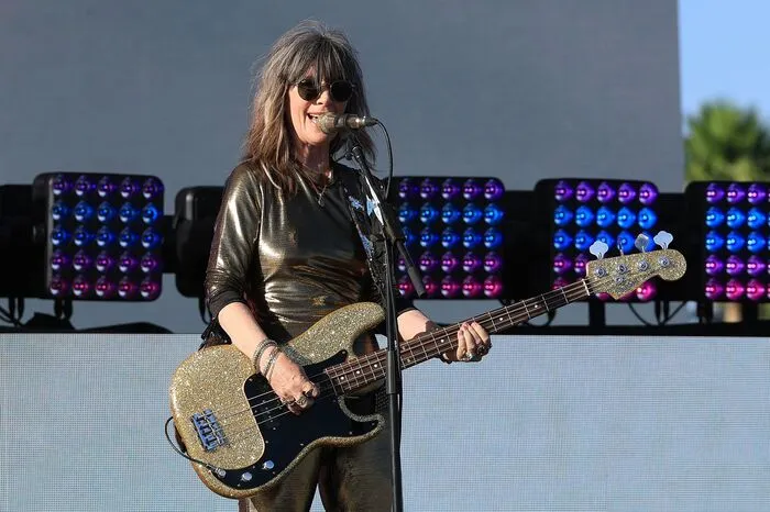 Die US-Musikerin Kathy Valentine von der US-Band The Go-Go‘s tritt auf der Bühne des Coachella Valley Music and Arts Festival 2025 im Empire Polo Club auf.