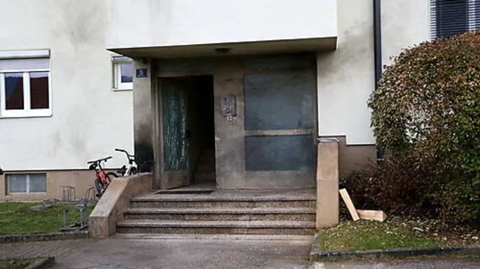 Vor der Tür des Mehrparteienhauses detonierte die Paketbombe