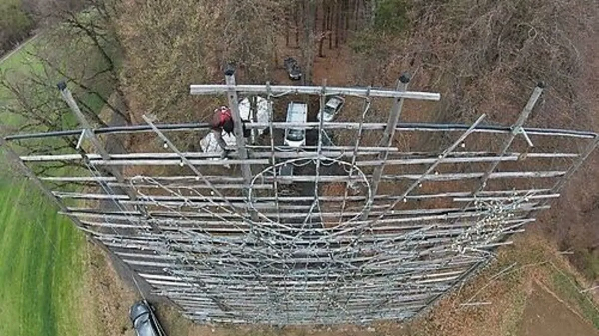 Die Arbeit in luftiger Höhe am Osterkreuz erfordert Schwindelfreiheit