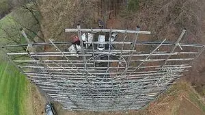 Die Arbeit in luftiger Höhe am Osterkreuz erfordert Schwindelfreiheit
