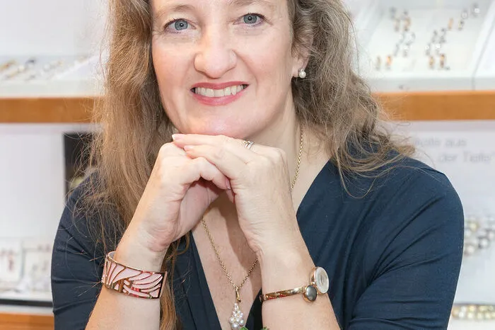 Fachgerechte Reparaturen von Klein- und Großuhren sind das Metier von Maria Hollerer aus Bad Radkersburg. Sie liebt die Arbeit mit schönen und funktionellen Dingen und die Herausforderungen, die jedes einzelne Stück mit sich bringt. Der Betrieb der Familie besteht seit 1965 und hält neben dem ehrwürdigen Handwerk des Uhrmachers die schöne Tradition der Firmungsuhr hoch.