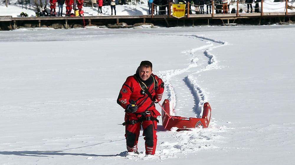 Einsatztaucher Günther Sultschnig schaffte es über das Eis ohne einzubrechen