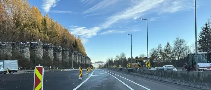 Man sieht eine Autobahn