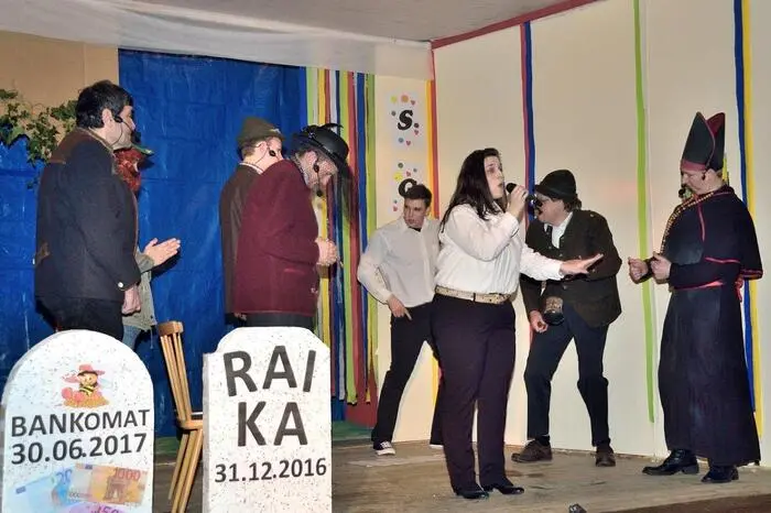 Unter dem Motto "Good old Radmertal is dying" zeigten die Radmerer Faschingsnarren mit viel Humor die infrastrukturelle Ausdünnung ihrer Gemeinde. Nach der Melodie von Atemlos hieß es "Raikalos durch die Nacht".