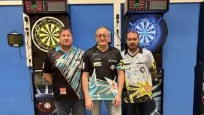 Kassier Robert Petler, Obmann Oliver Gresak und Schriftführer Dominik Frischer von den „Crazy Dart Monkeys“